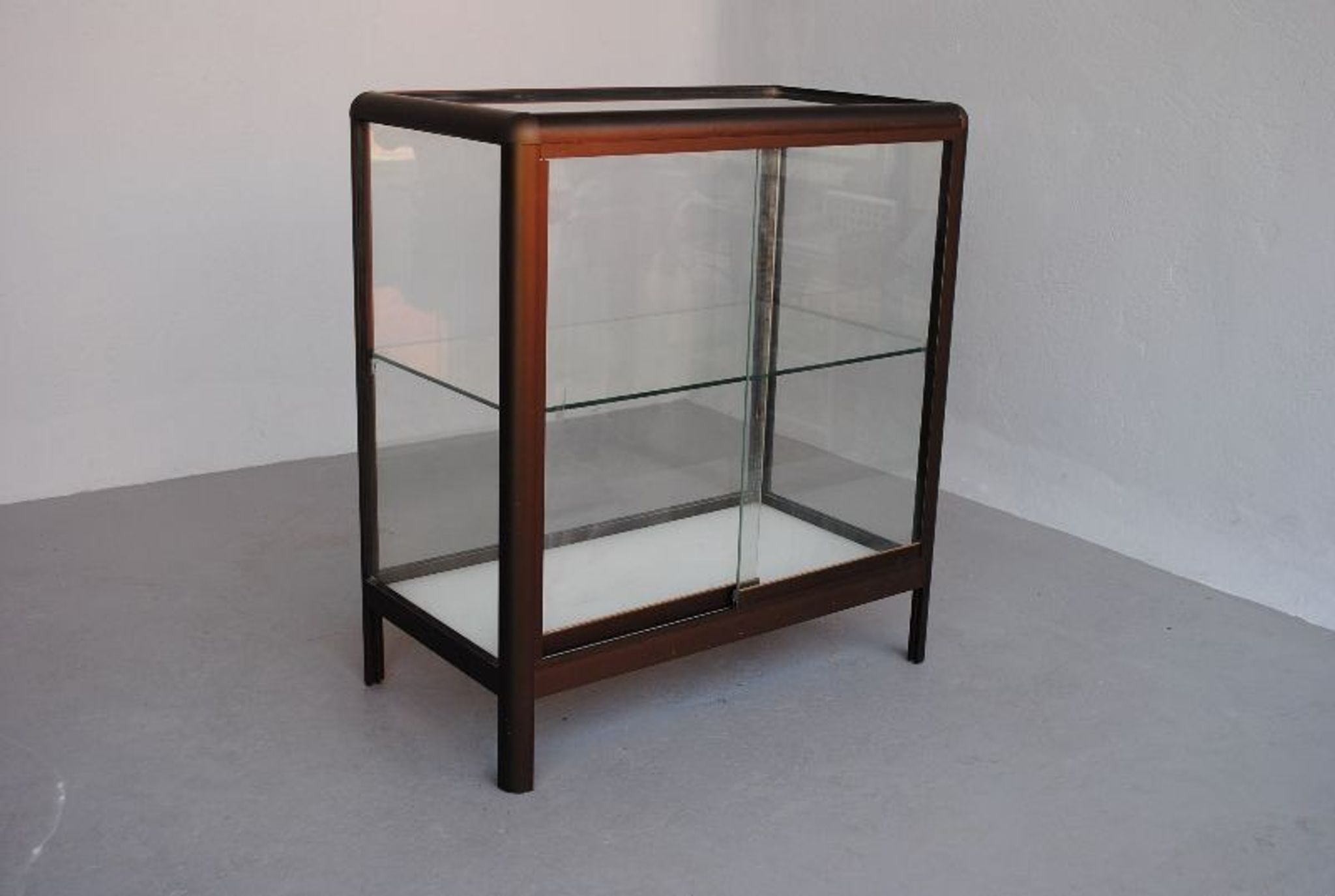 Modern showcase in Brown aluminum profiles