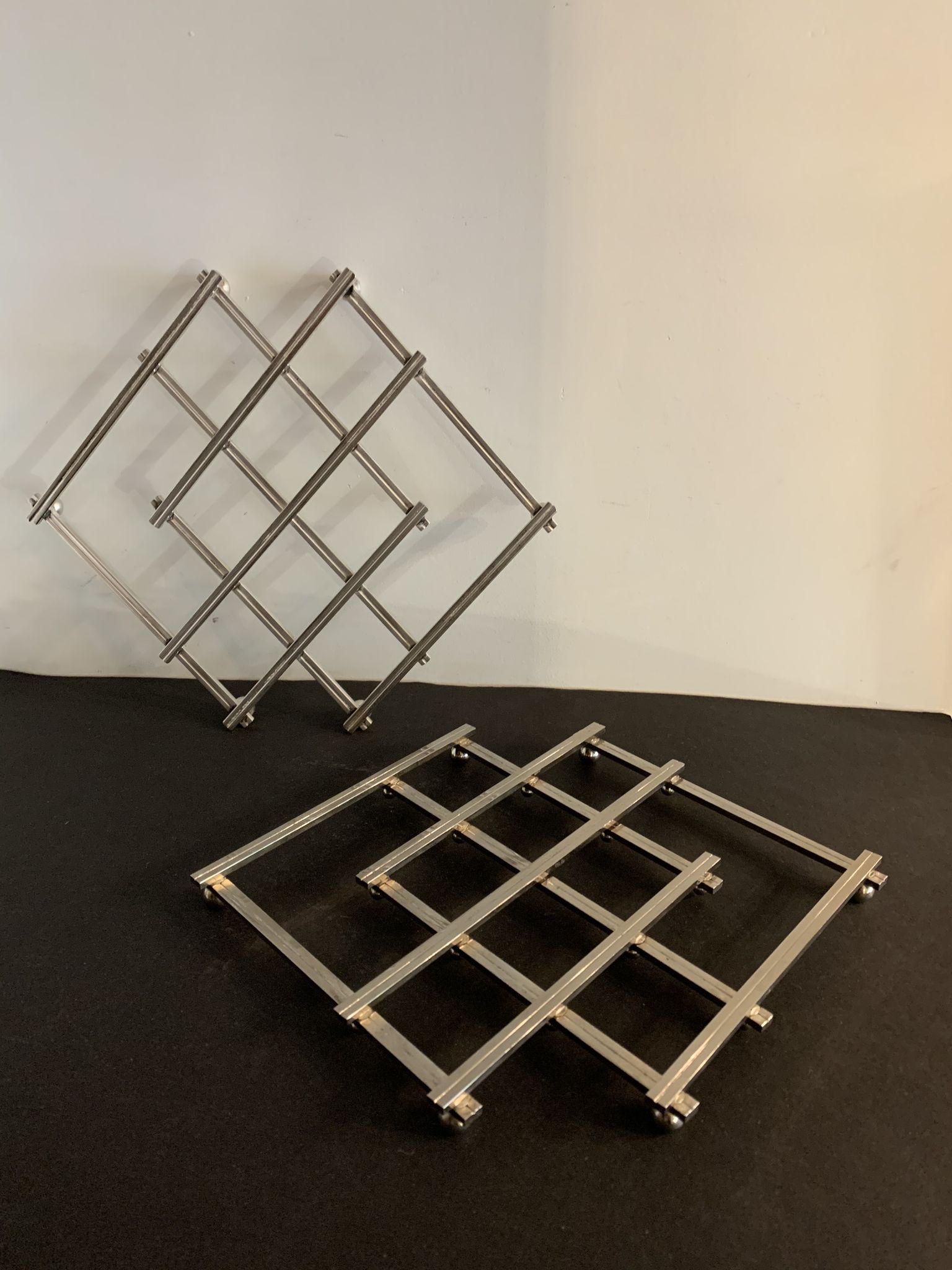 Paire de dessous de plat anciens extensibles métal argenté 1940