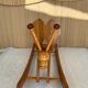 Chaise sauterelle en bois à bascule vintage