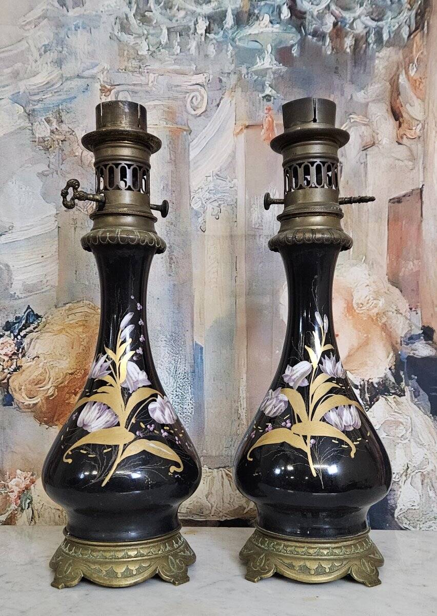 Paire de lampes d’époque Napoléon III, avec des fûts en porcelaine noire émaillée