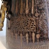 Cache pot ancien chaudron en cuivre gravé indo persan. xixème siècle.