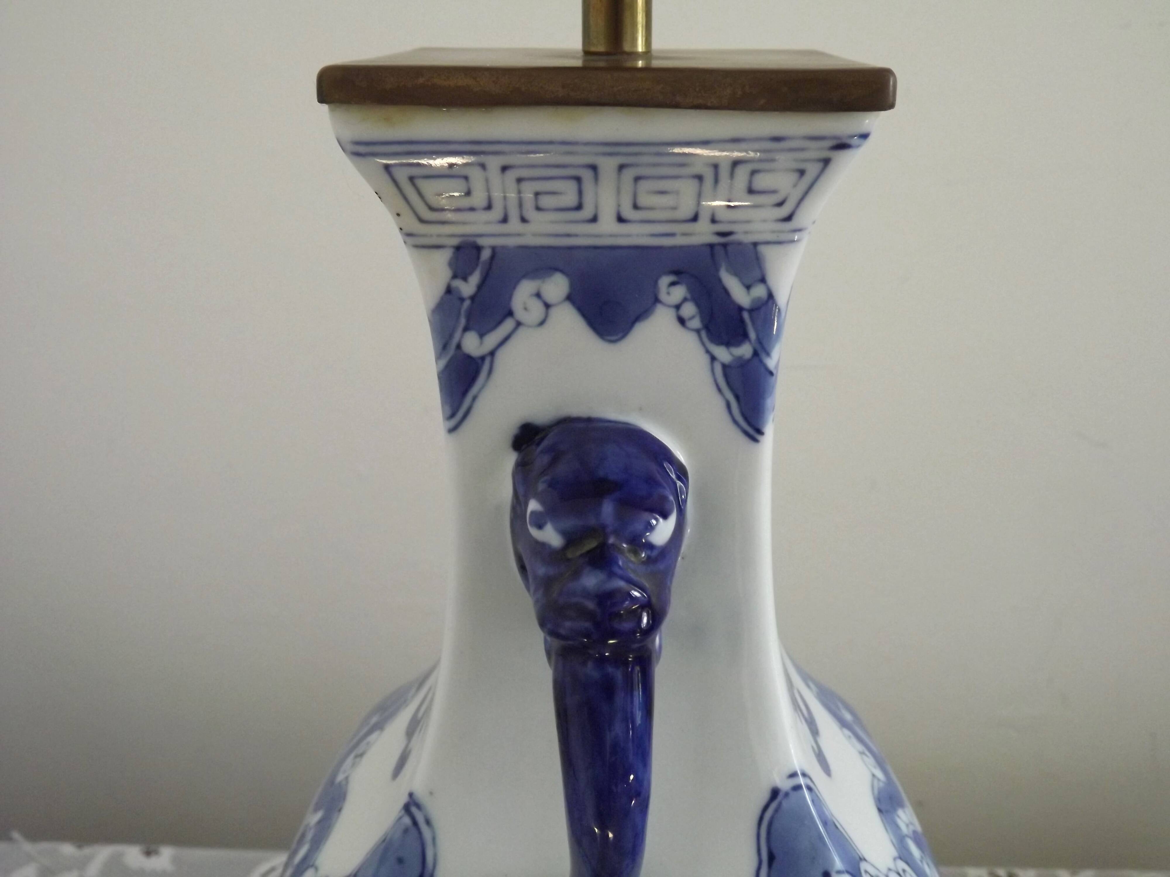 Pied de lampe vintage en porcelaine chinoise à décor d'oiseaux et poignées en lion