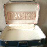 Vintage nesting suitcases called "flight attendant"
