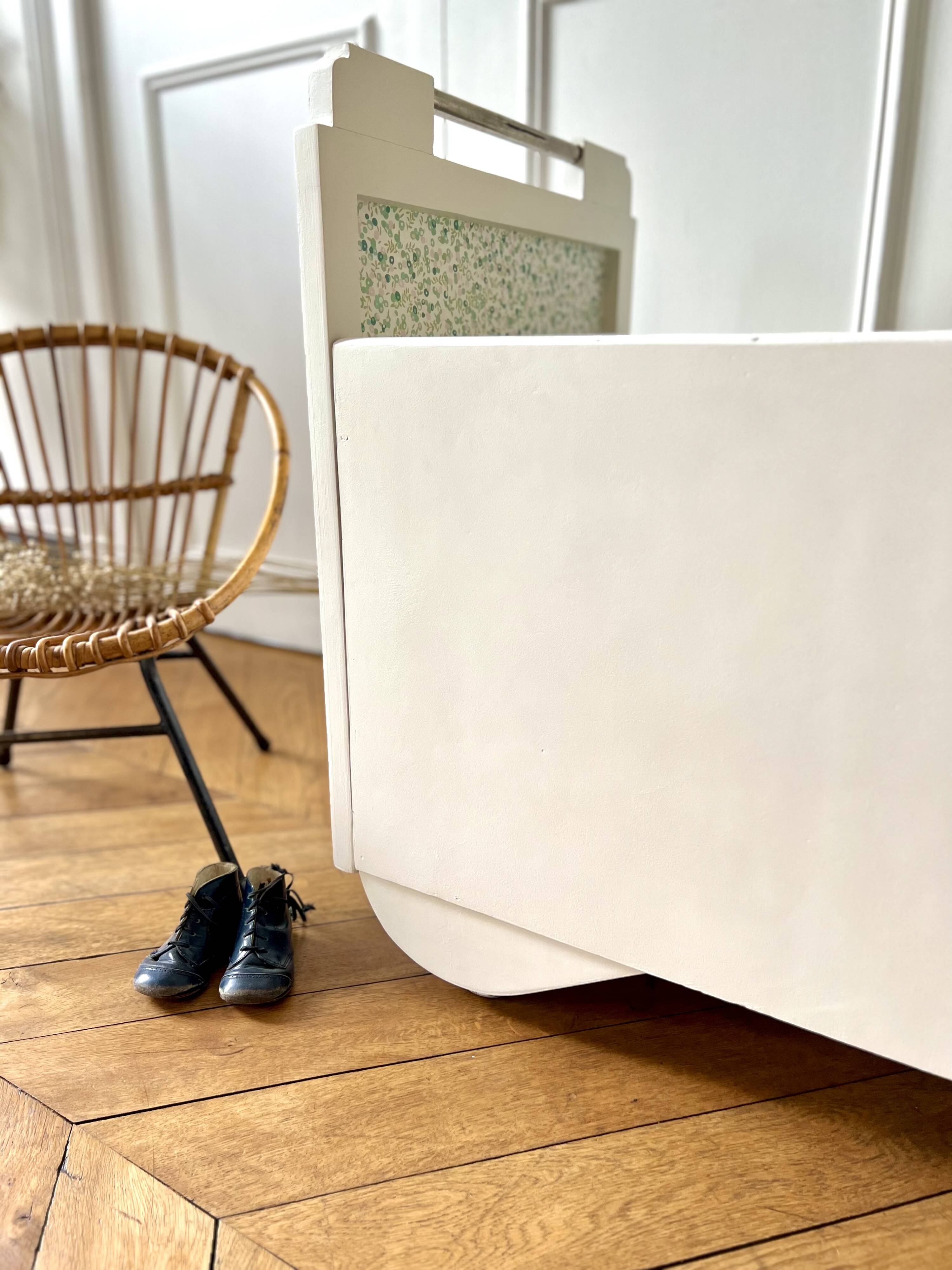 Lit bébé années 50 rénové et son matelas