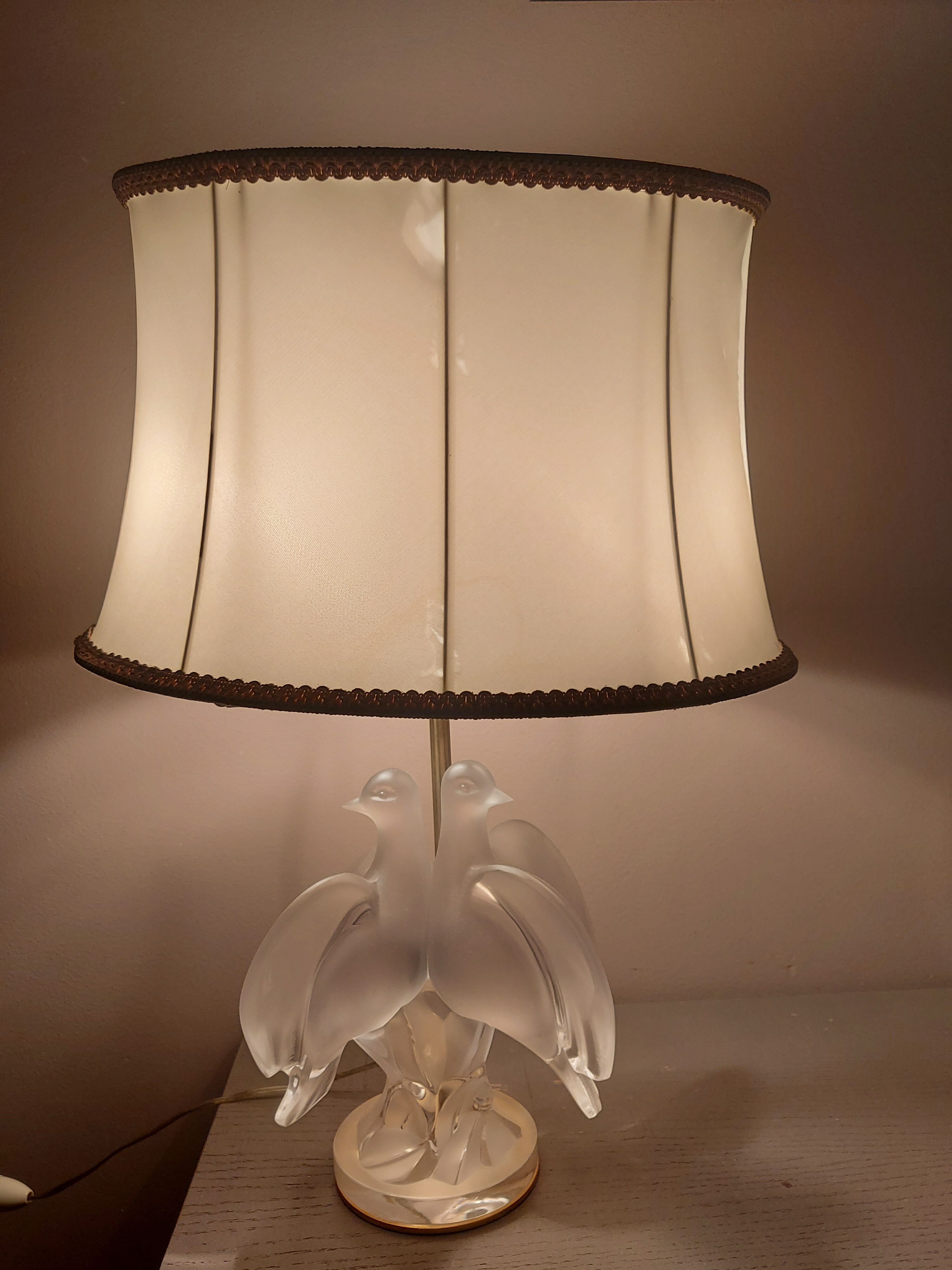 Crystal lamp Lalique with two doves model Ariane
