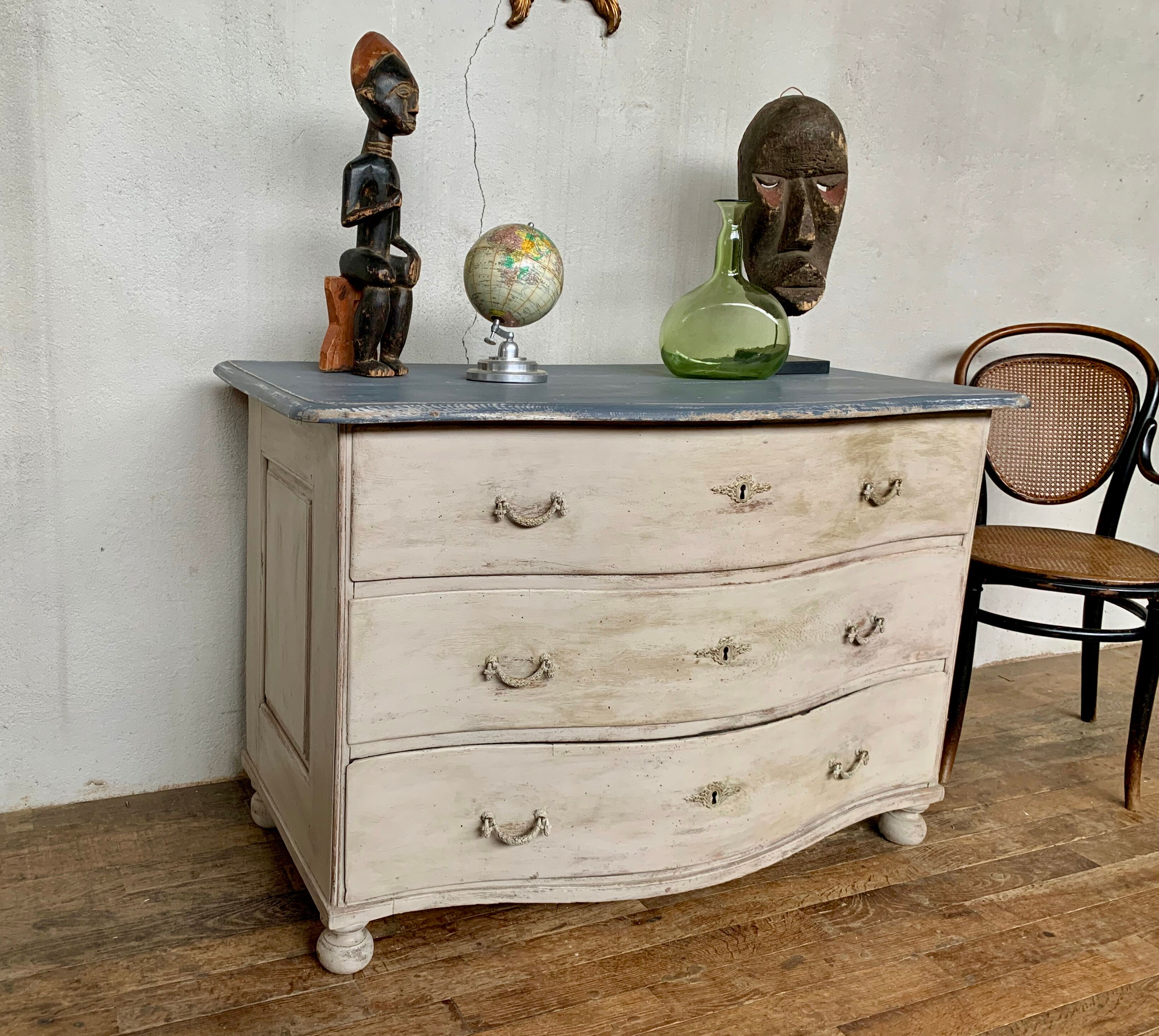 Curved chest of drawers in fine oak XVlllème