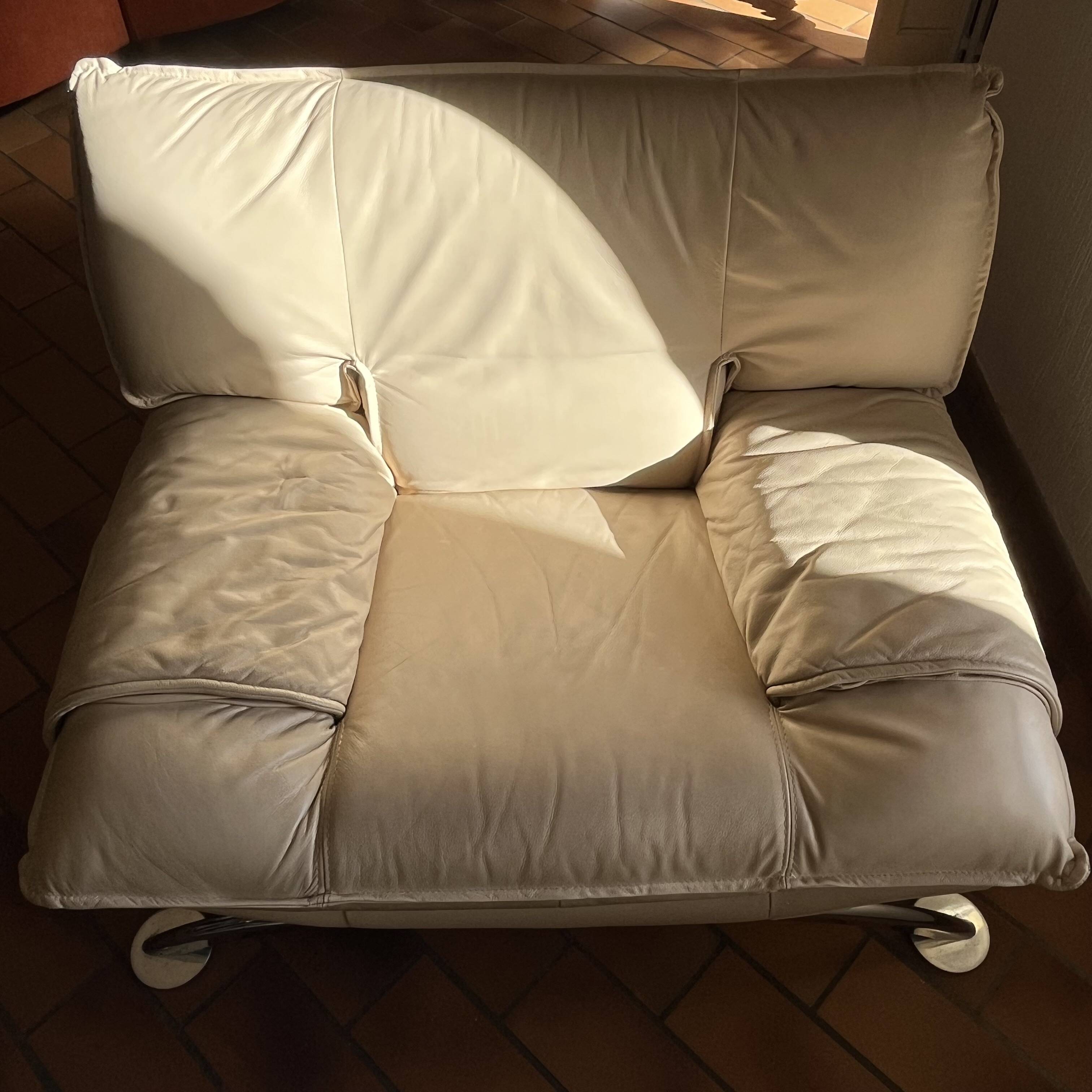 Fauteuil / Causeuse vintage cuir beige avec structure métal