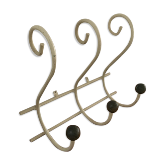 Peg hanger in iron and wood