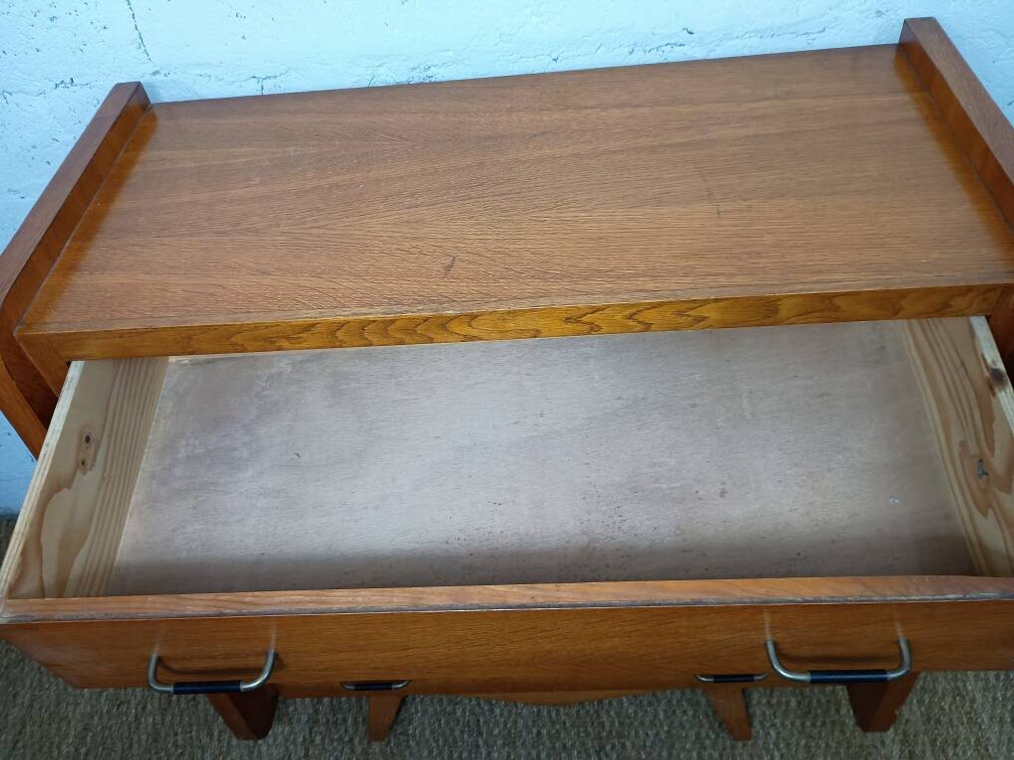 Commode années 50 60 quatre tiroirs pieds compas