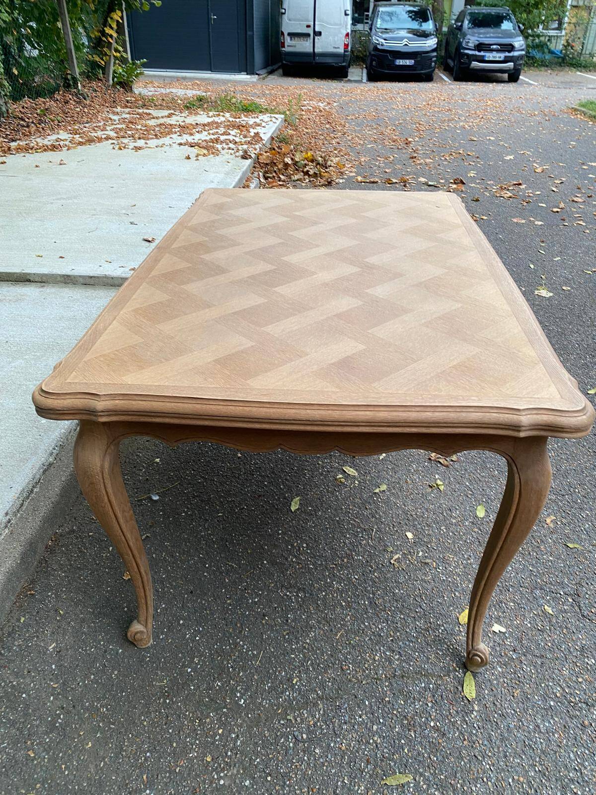 Louis XV extendable dining table, 20th century, renovated in solid oak, 245cm