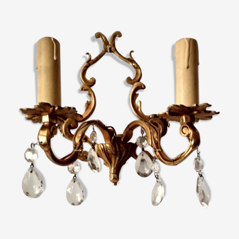 Rococo-style wall lamp in gilded bronze and crystal stamps