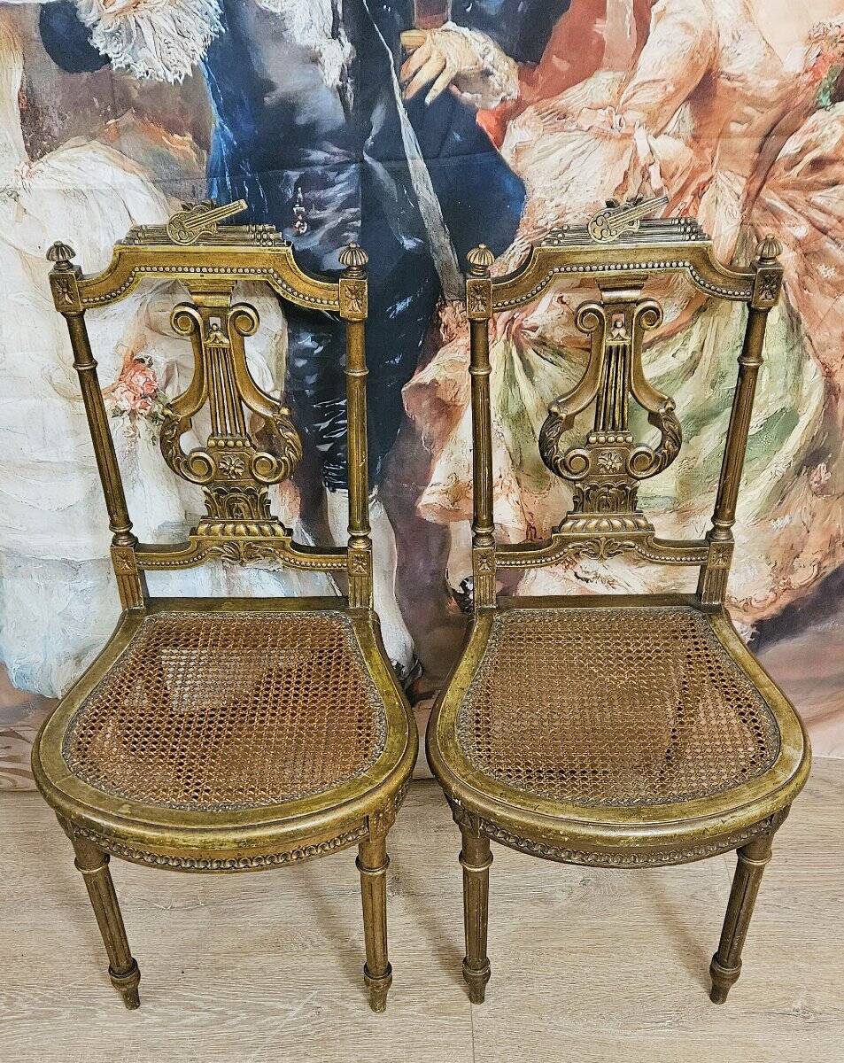 Paire de chaises de musiciens en bois sculpté et doré de style Louis XVI