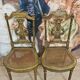 Paire de chaises de musiciens en bois sculpté et doré de style Louis XVI