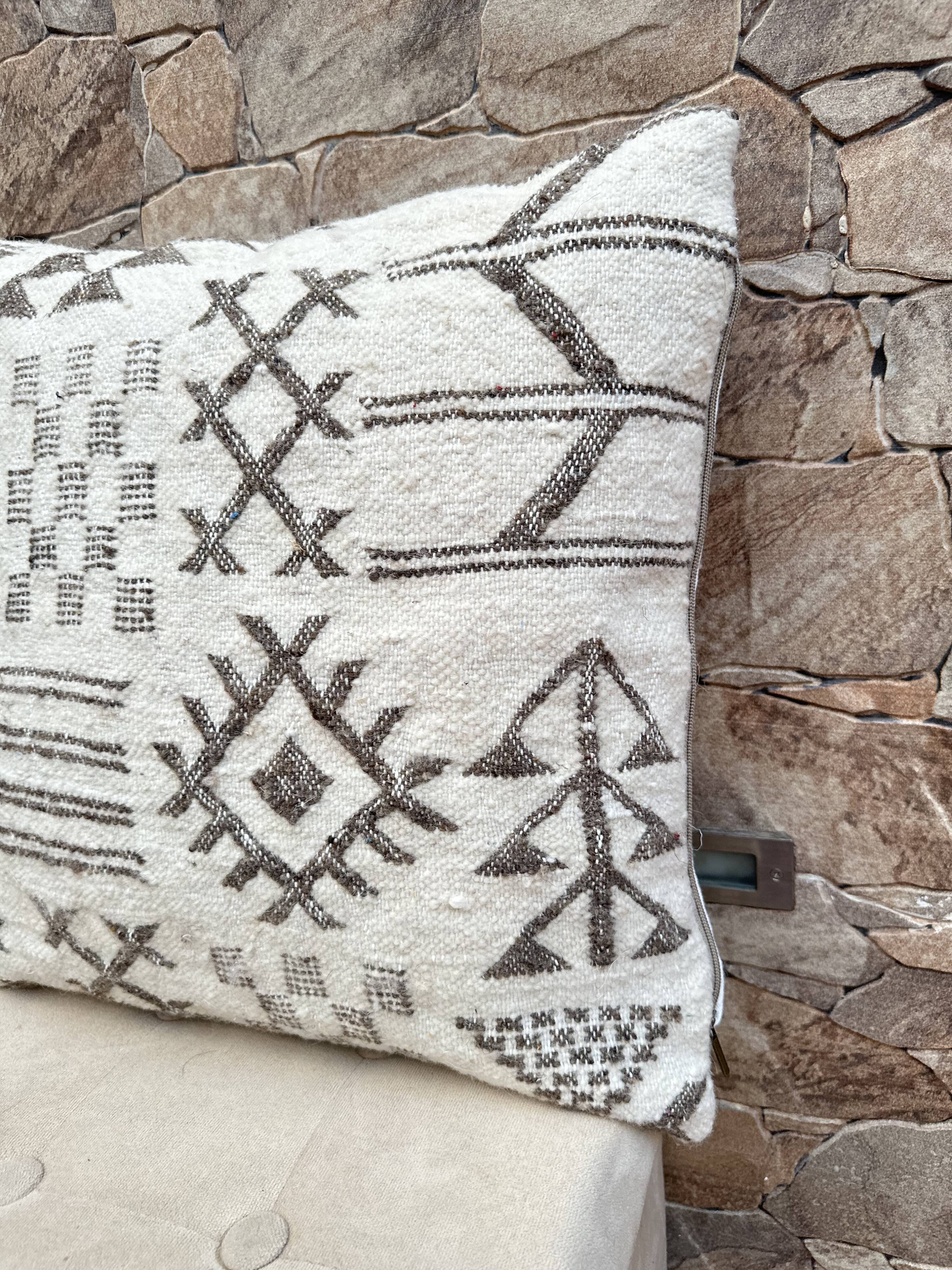 Handmade Berber wool cushion: Moroccan Kilim cushion (45x45cm)