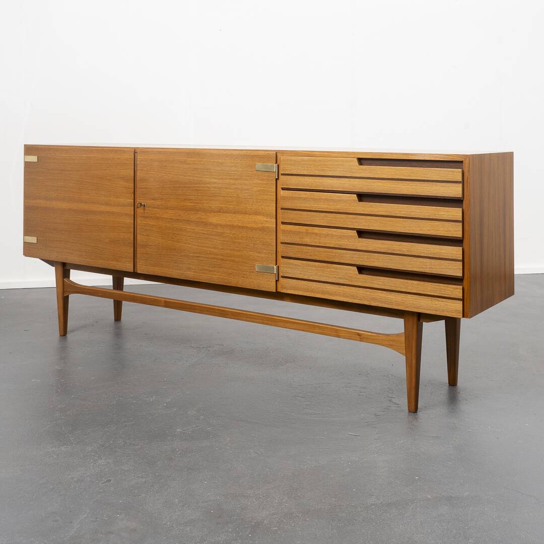 Enfilade années 60, bois de noyer, restaurée, 200cm