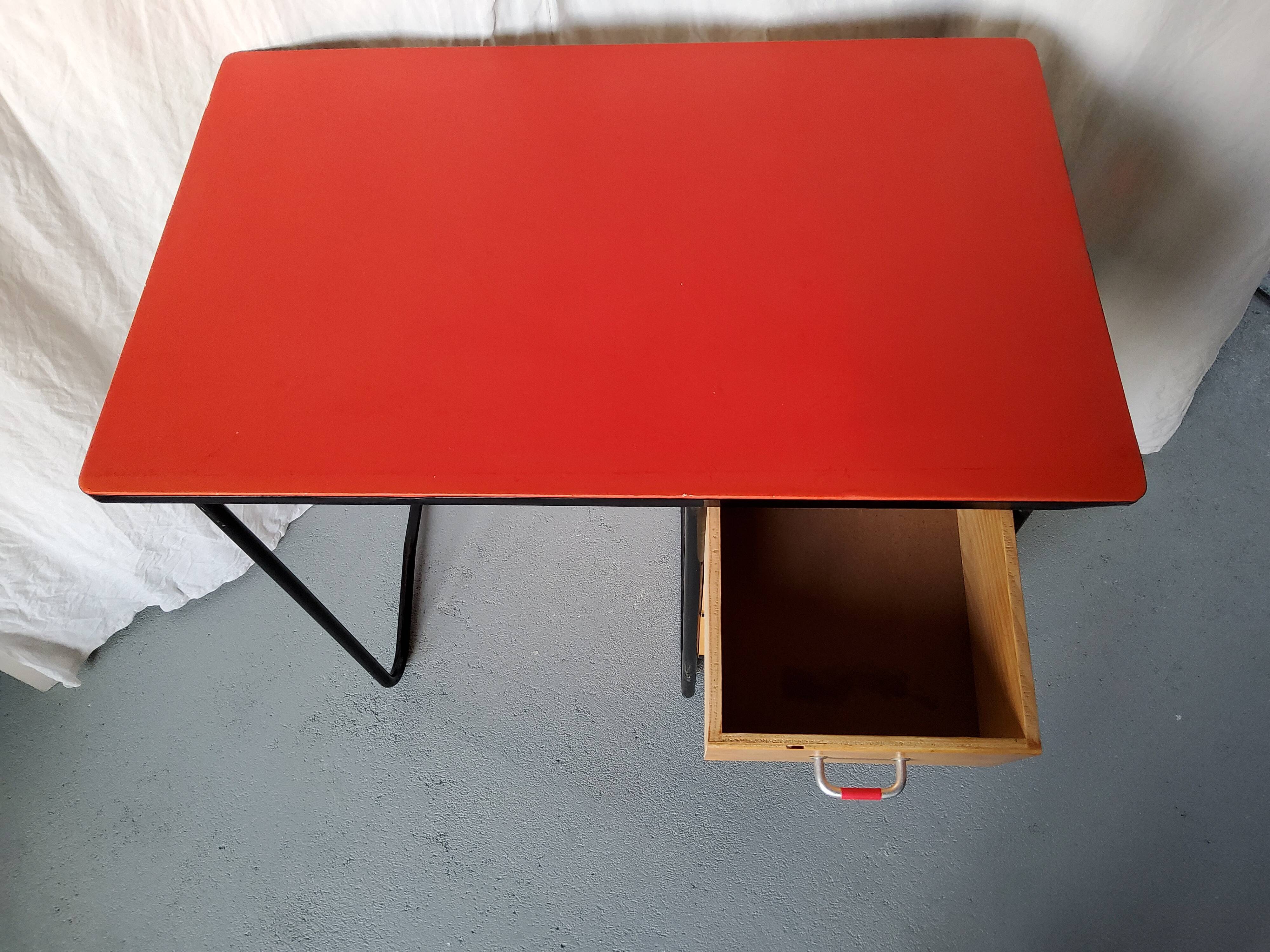 Teen desk and its chair