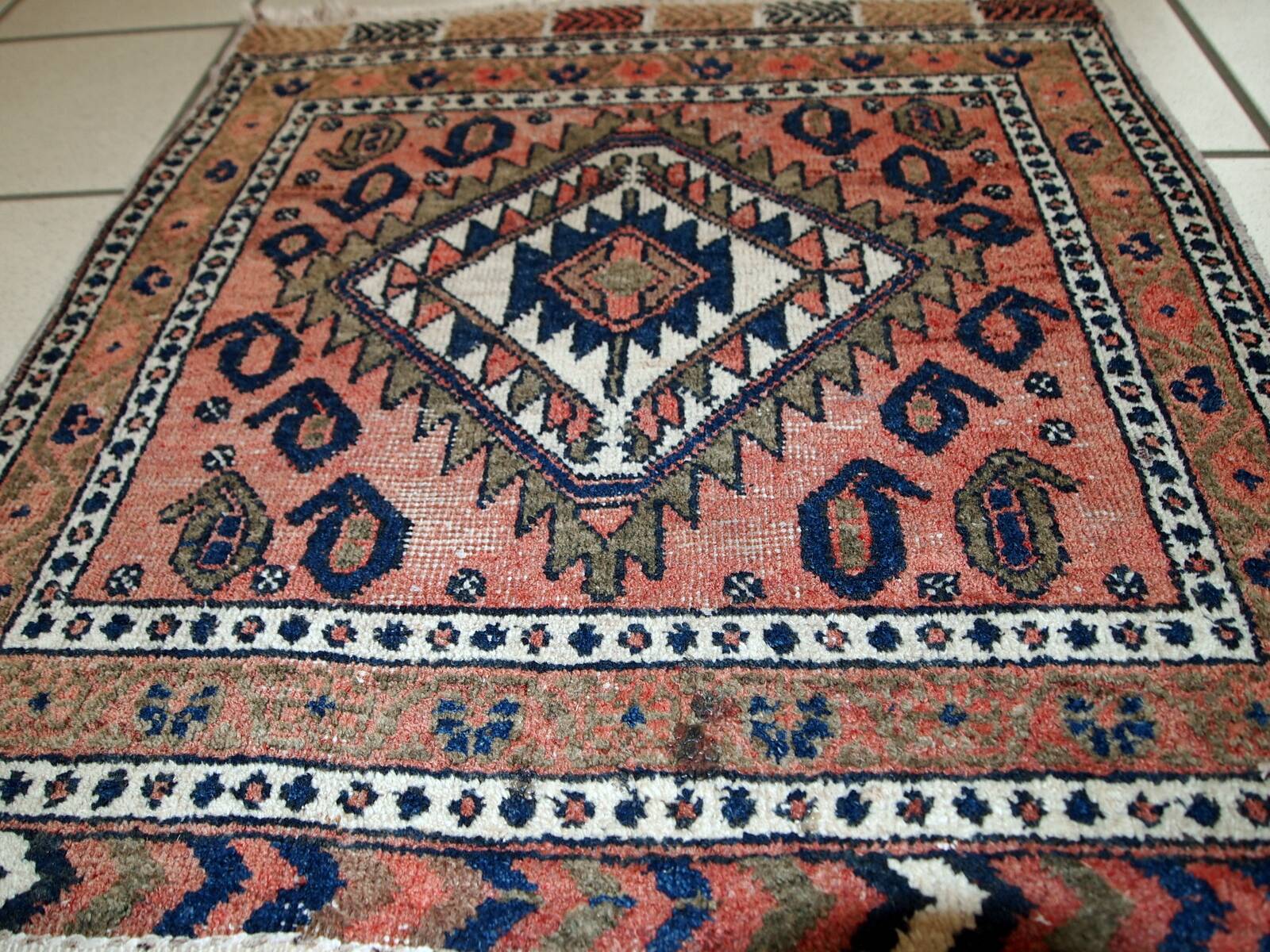 Tapis ancien fait main Kurdish Bagface en laine rouge pâle (55cm x 59cm)