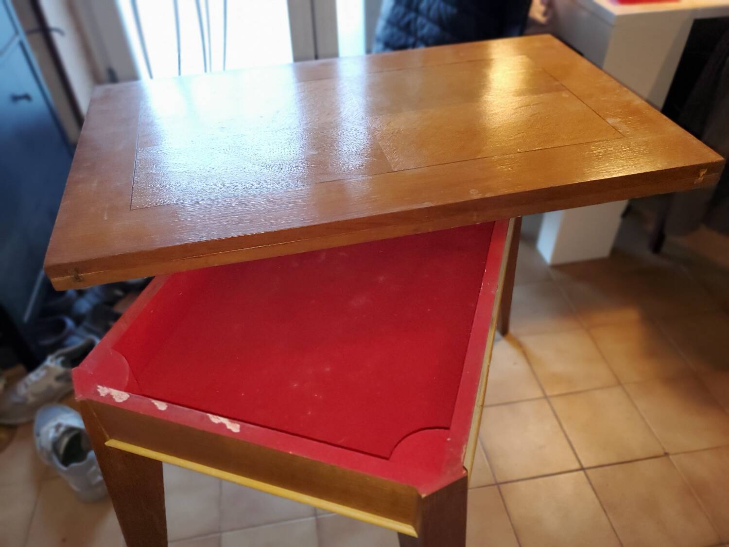 Leaf-shaped tray table with glass top