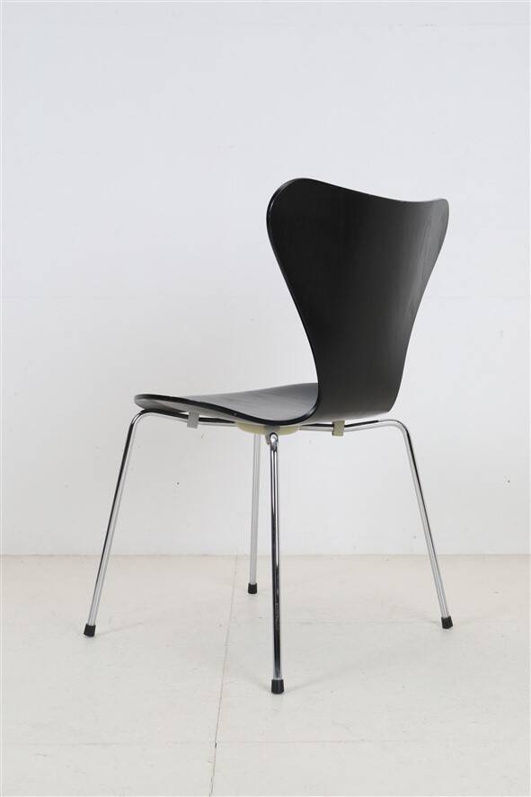 Black "3107" / "Series 7" chair by Arne Jacobsen for Fritz Hansen / Danish mid-century modern design