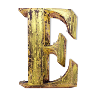 Lettre "E" en métal couleur or