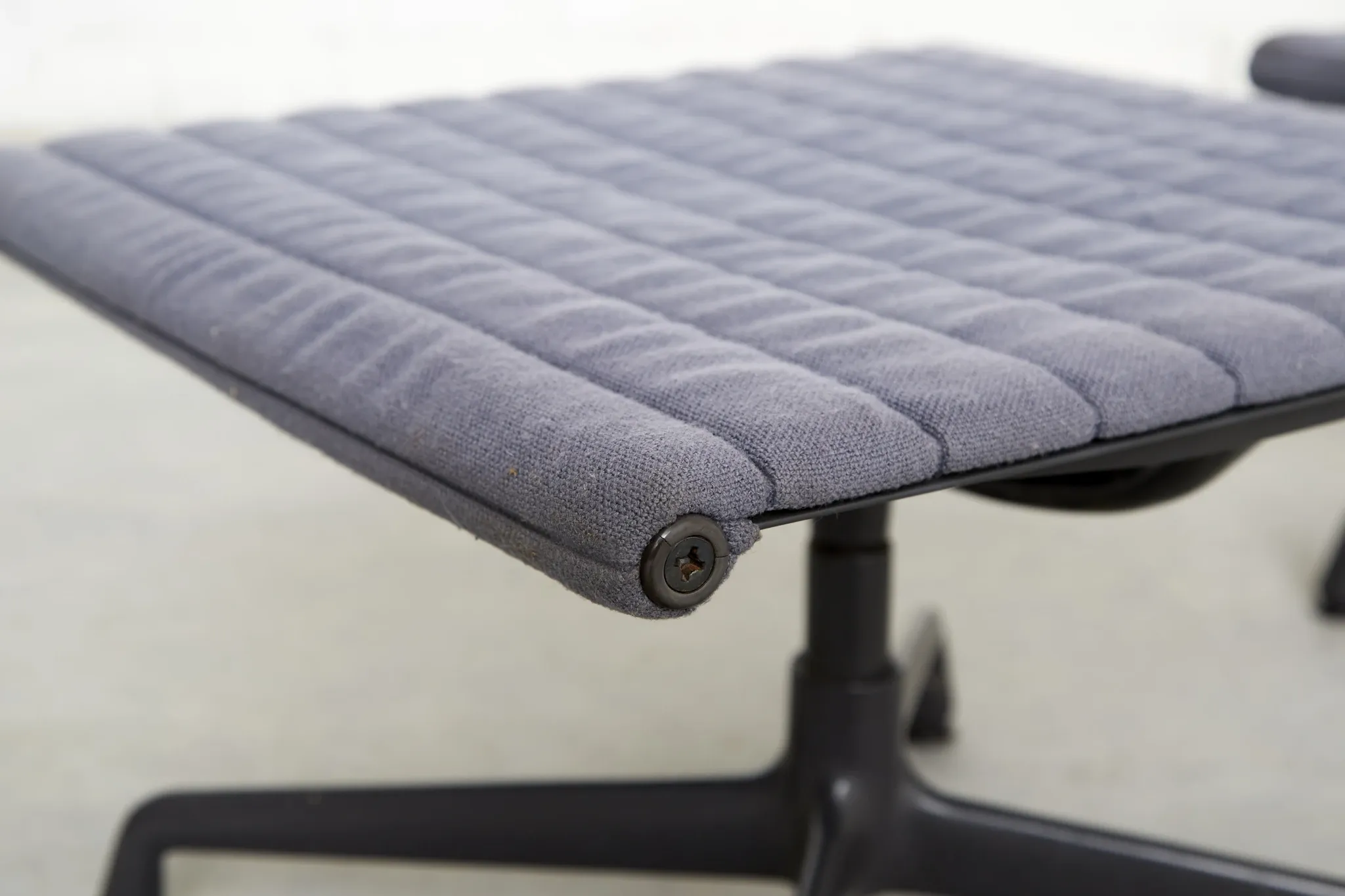 Charles & Ray Eames Chair EA124 & Ottomane EA125 for Vitra/Herman Miller
