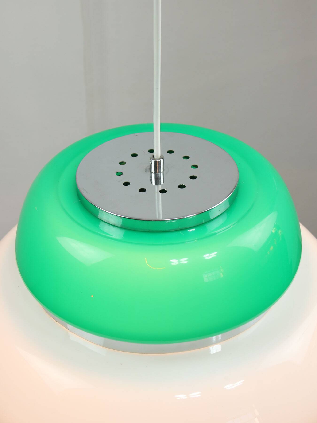 Italian Space Age Lamp in Green in White & Green Plexiglas and Chrome, 70s