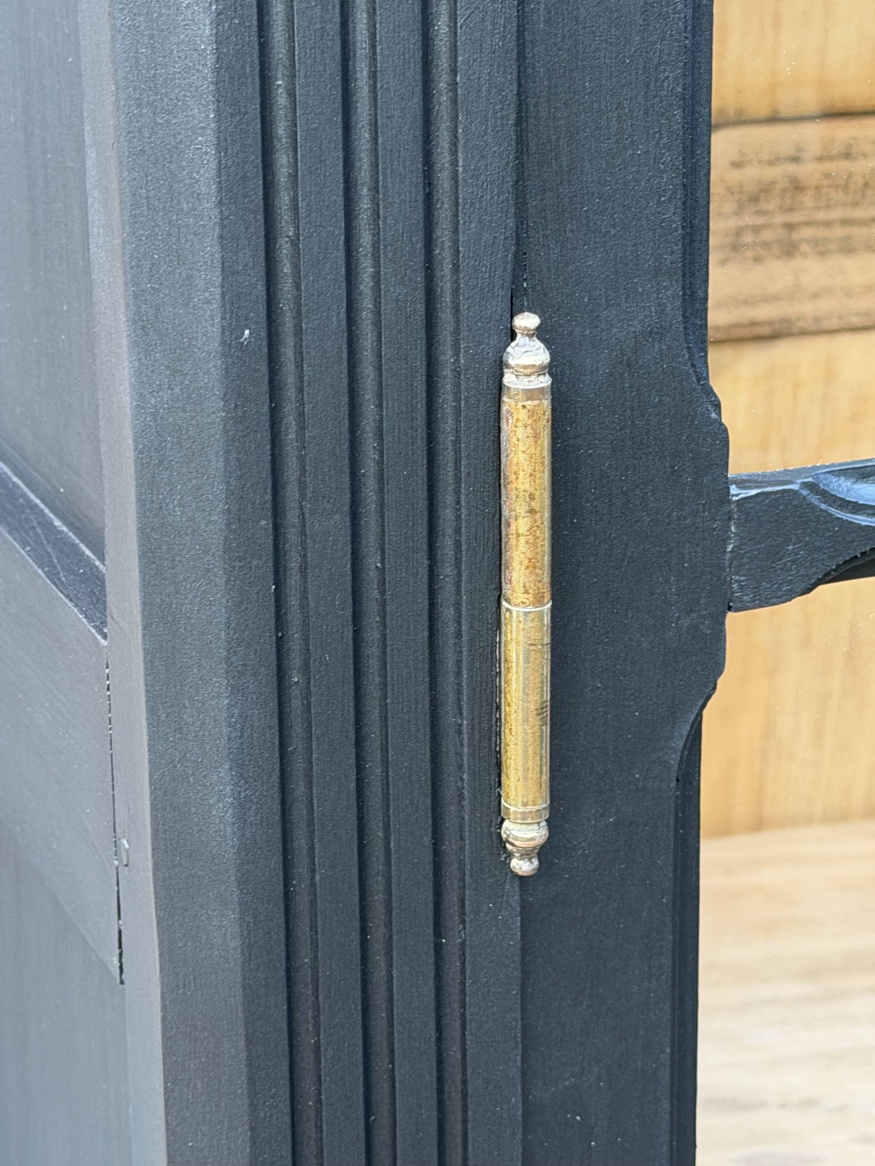 Armoire parisienne noire vitrée rénovée