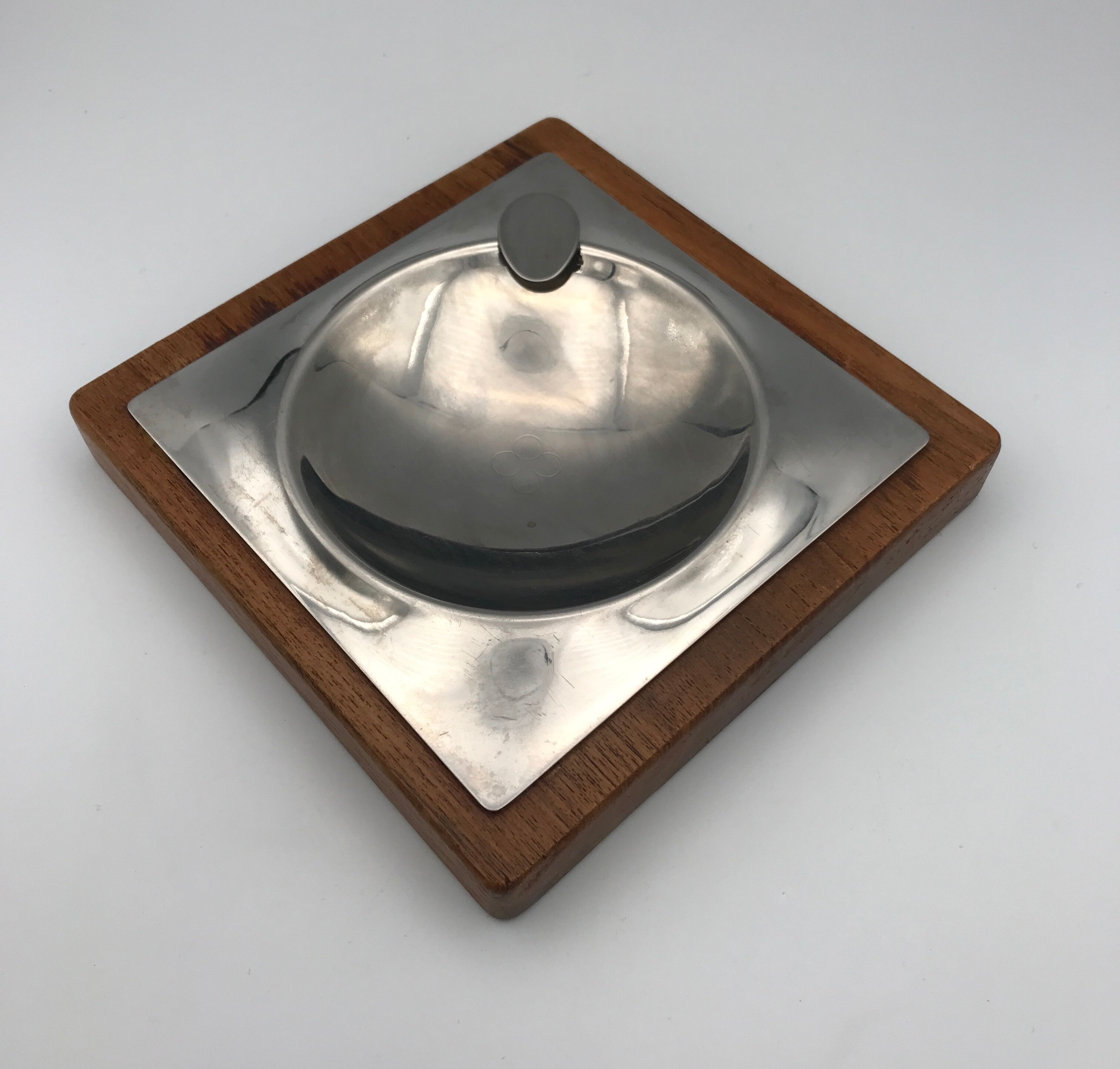 Cendrier design moderniste en bois et métal inox 16 x 16 cm