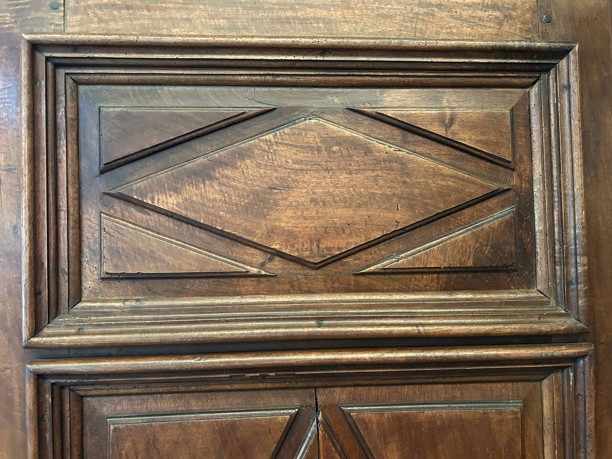 Armoire en noyer massif