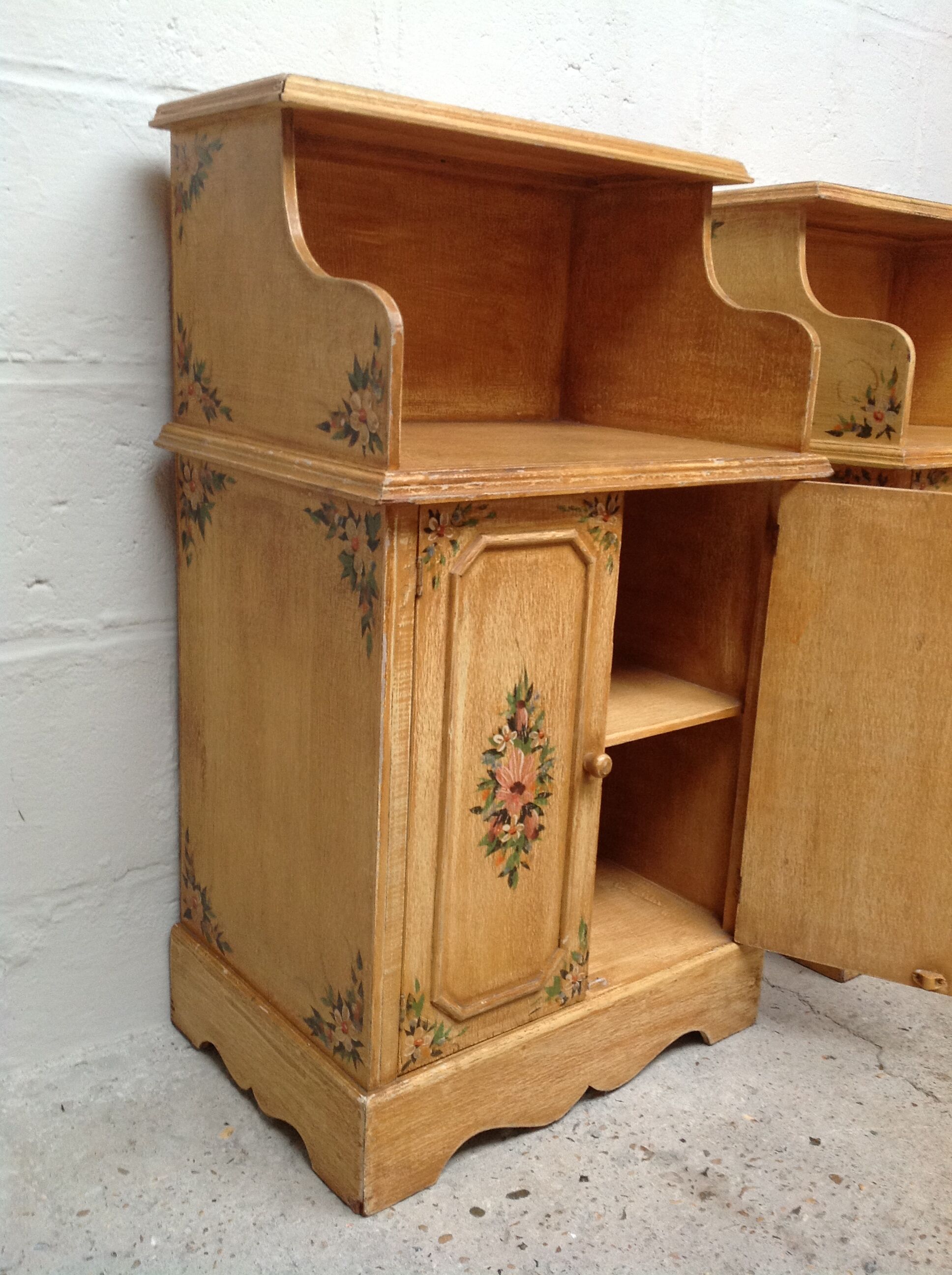 Paire de meubles vintage en bois décor floral