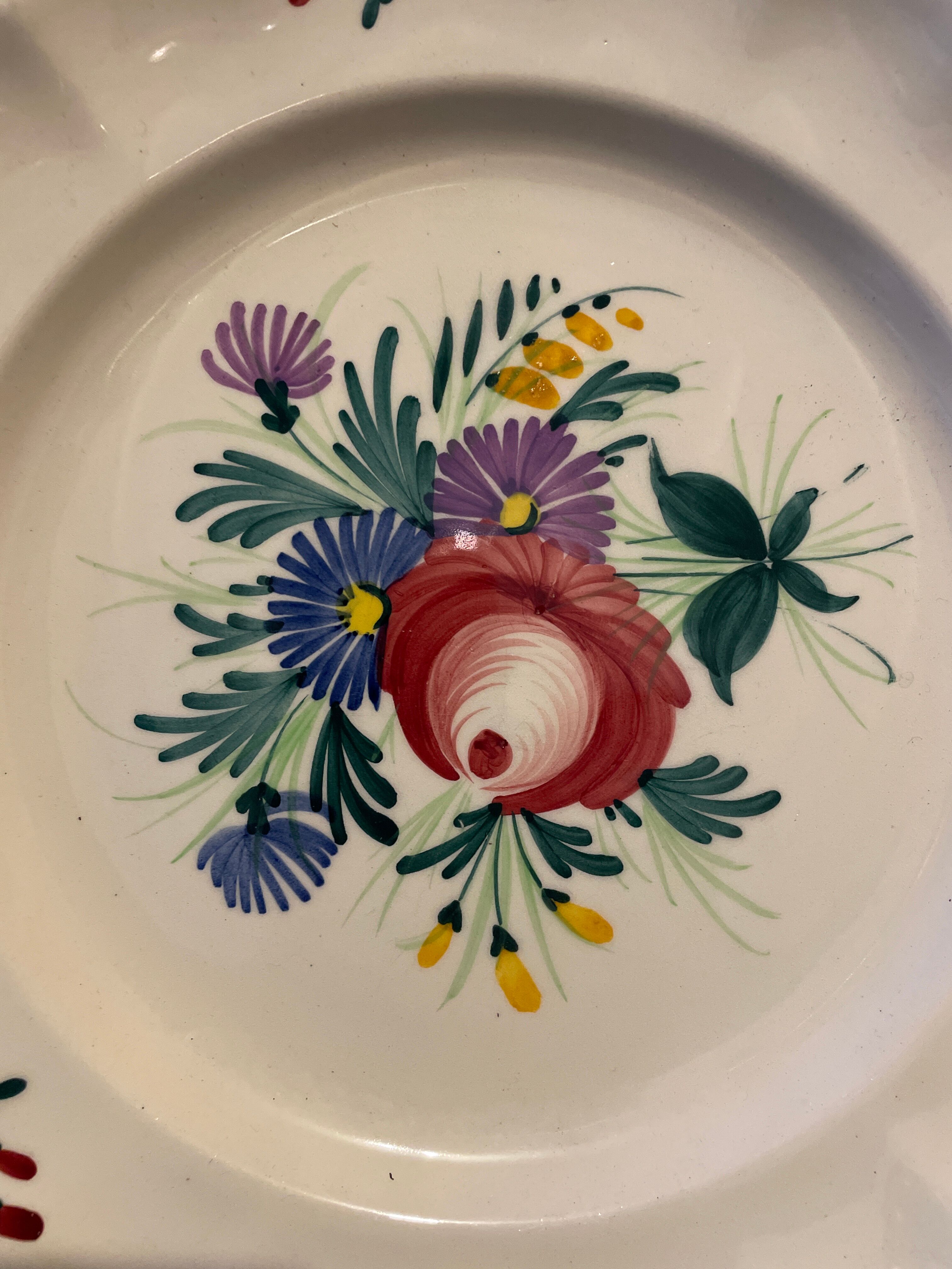 Lot de 7 assiettes plates anciennes en faïence Saint Clément