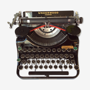 Old Underwood portable Champion/Typewriter typewriter from 1935.