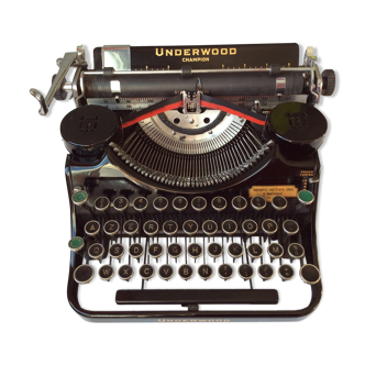 Old Underwood portable Champion/Typewriter typewriter from 1935.