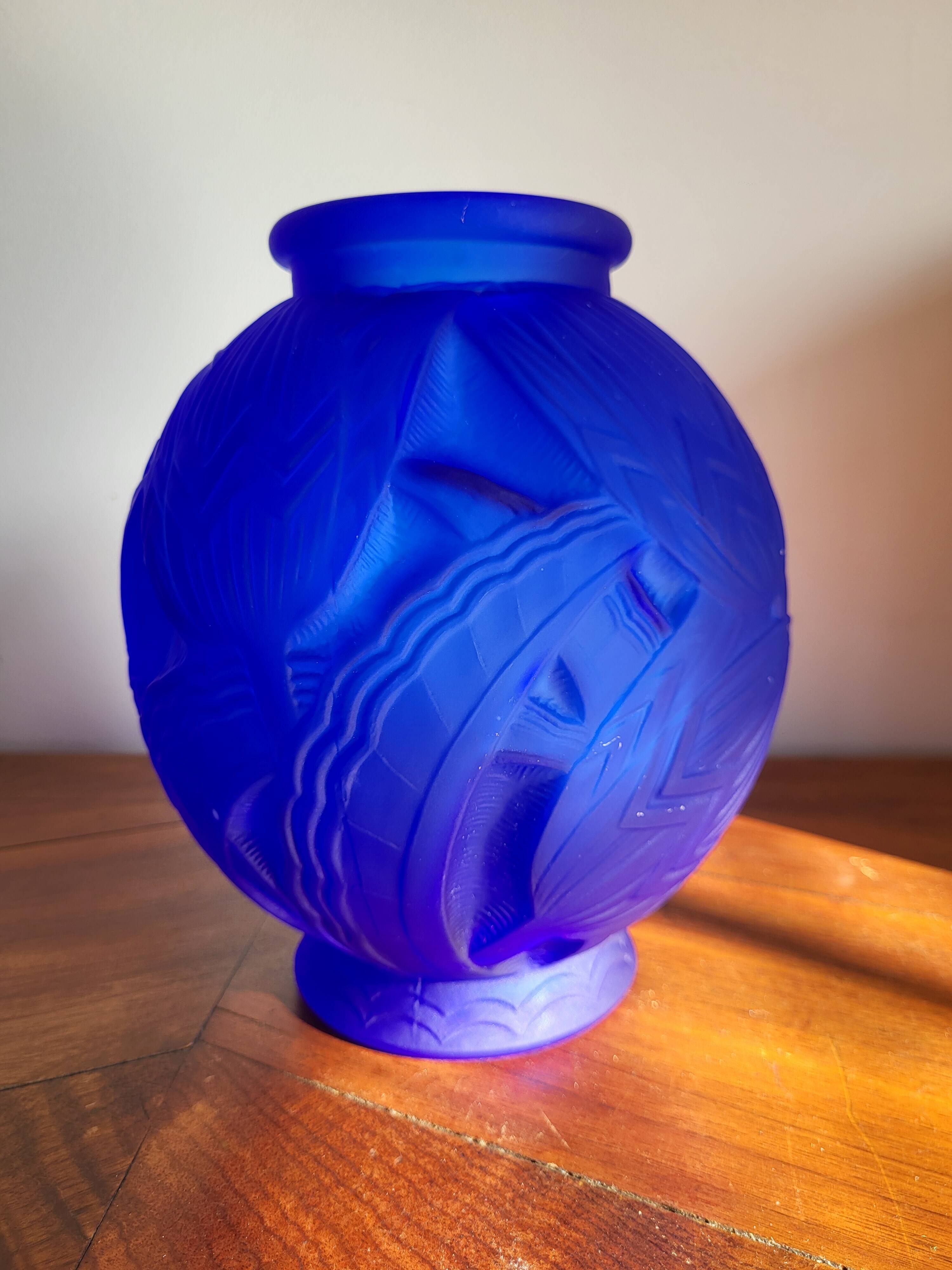 Vase art déco en persglas bleu givré, « Les nénuphars » Pierre D'Avesn