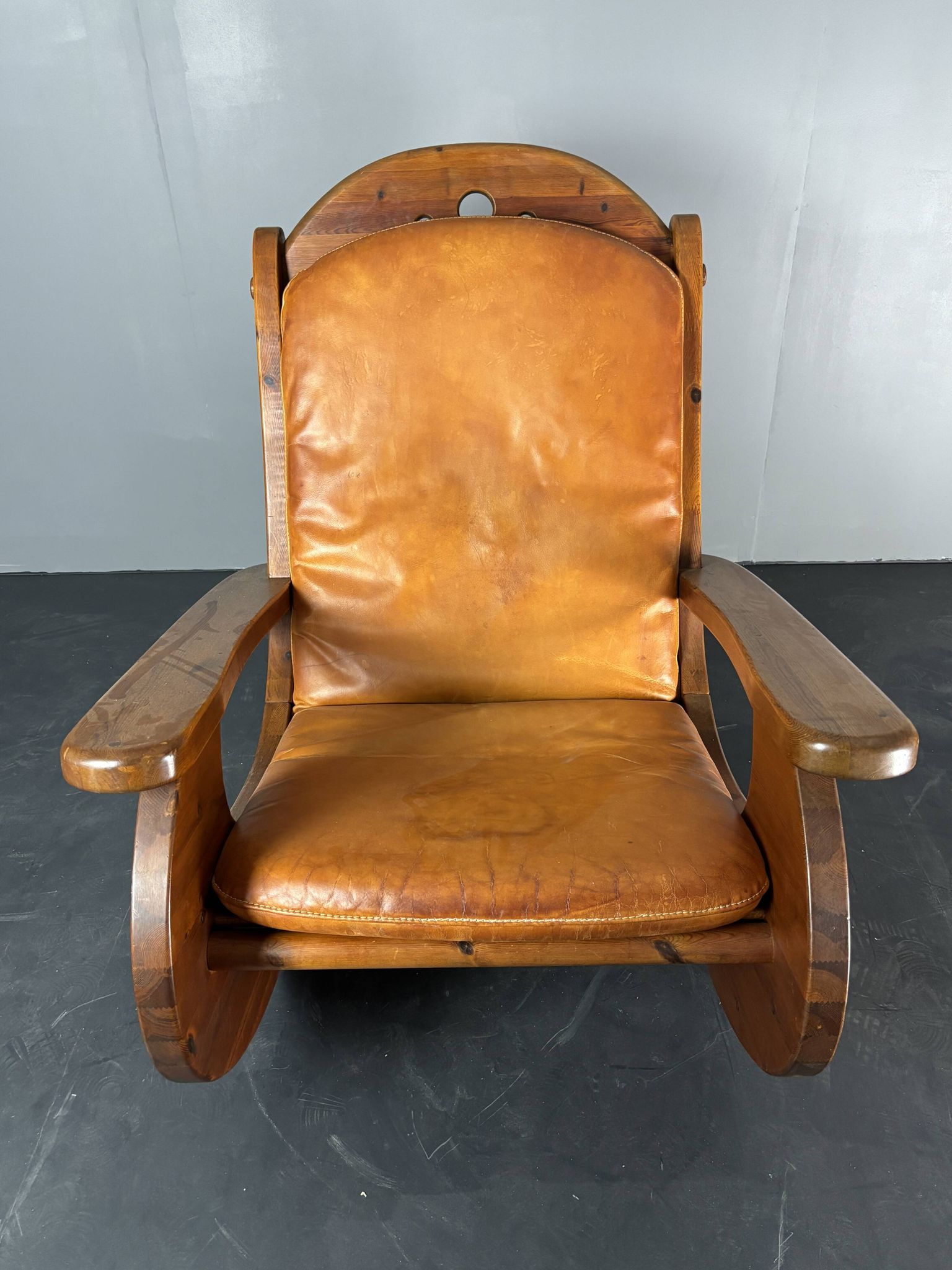 Brutalist pine rocking lounge chair with leather seat by Wasa 1984