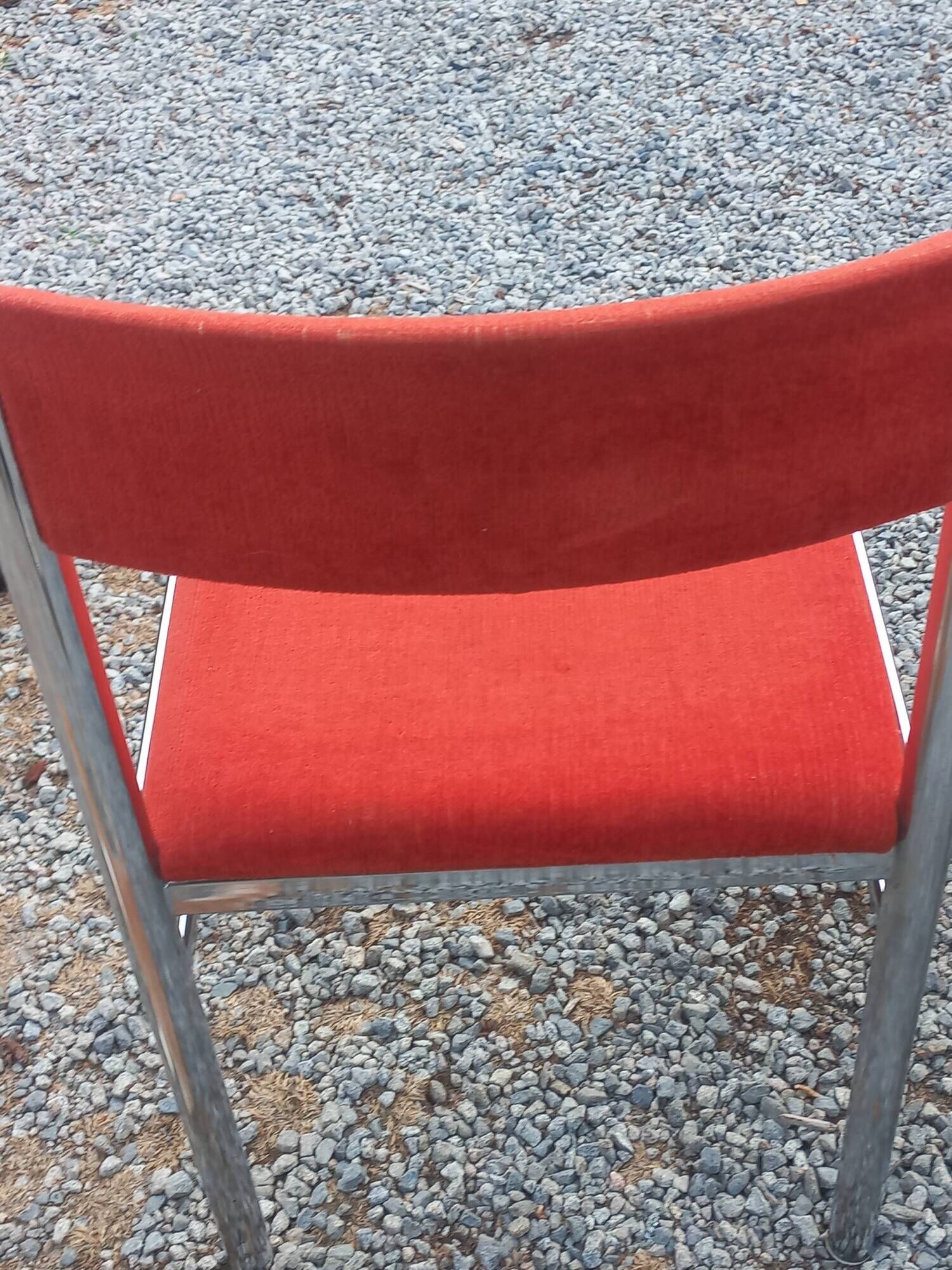 Pair of designer chairs in chrome metal and orange velvet from the 1970s.