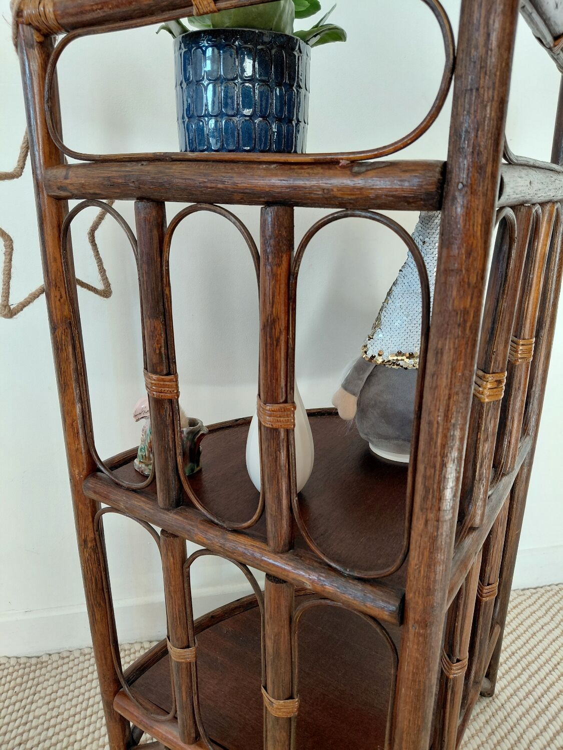 Corner shelf in rattan