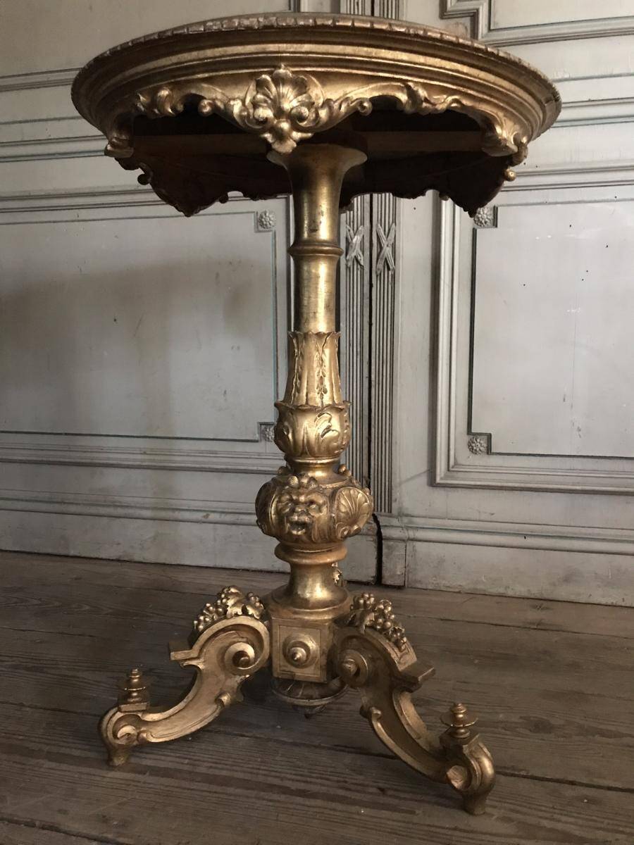 Carved gilded wooden gueridon, tabletop in marble marquetry.