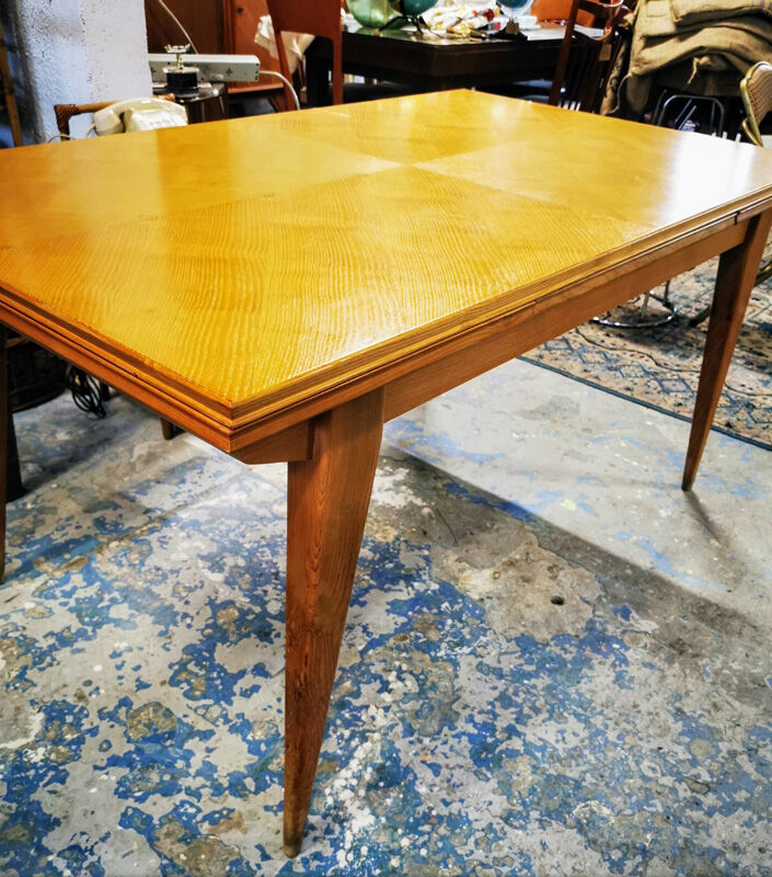Expandable vintage table