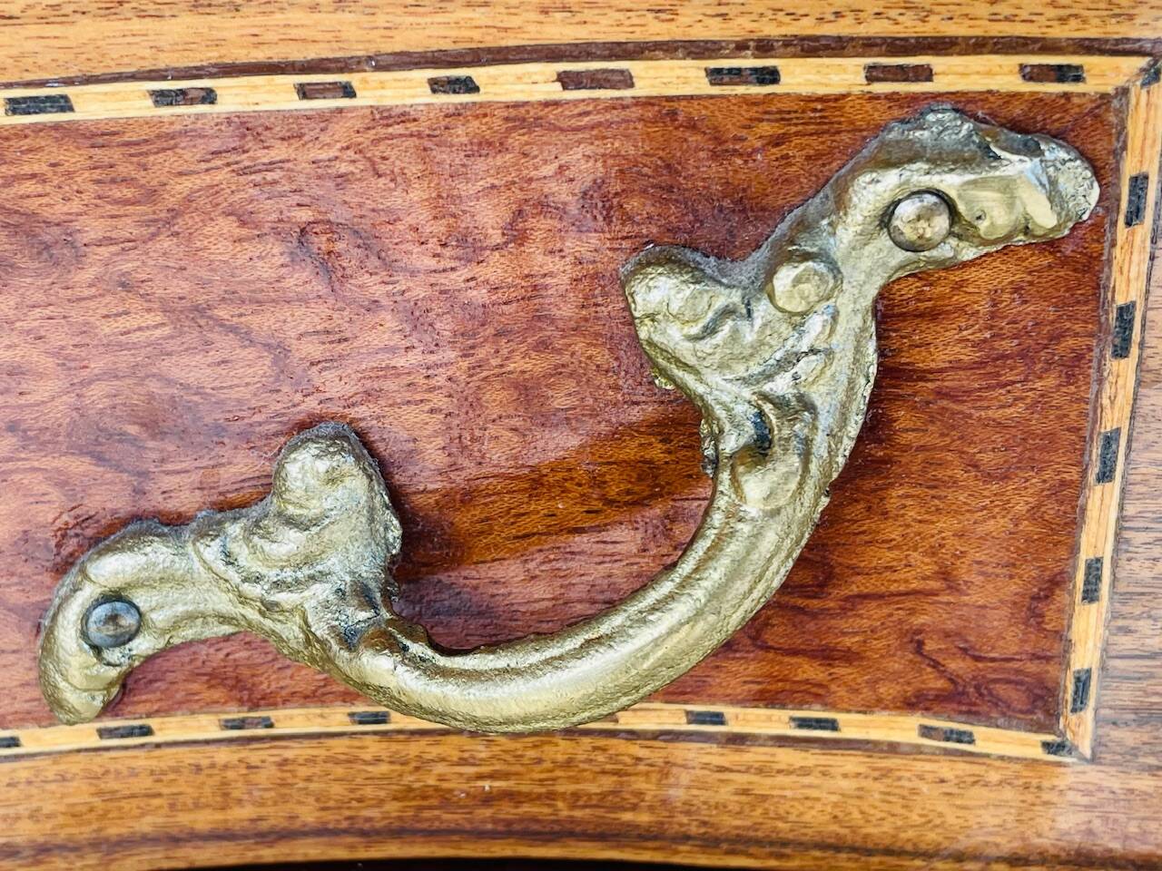 Commode style Louis XV en loupe d'orme et noyer