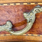 Commode style Louis XV en loupe d'orme et noyer