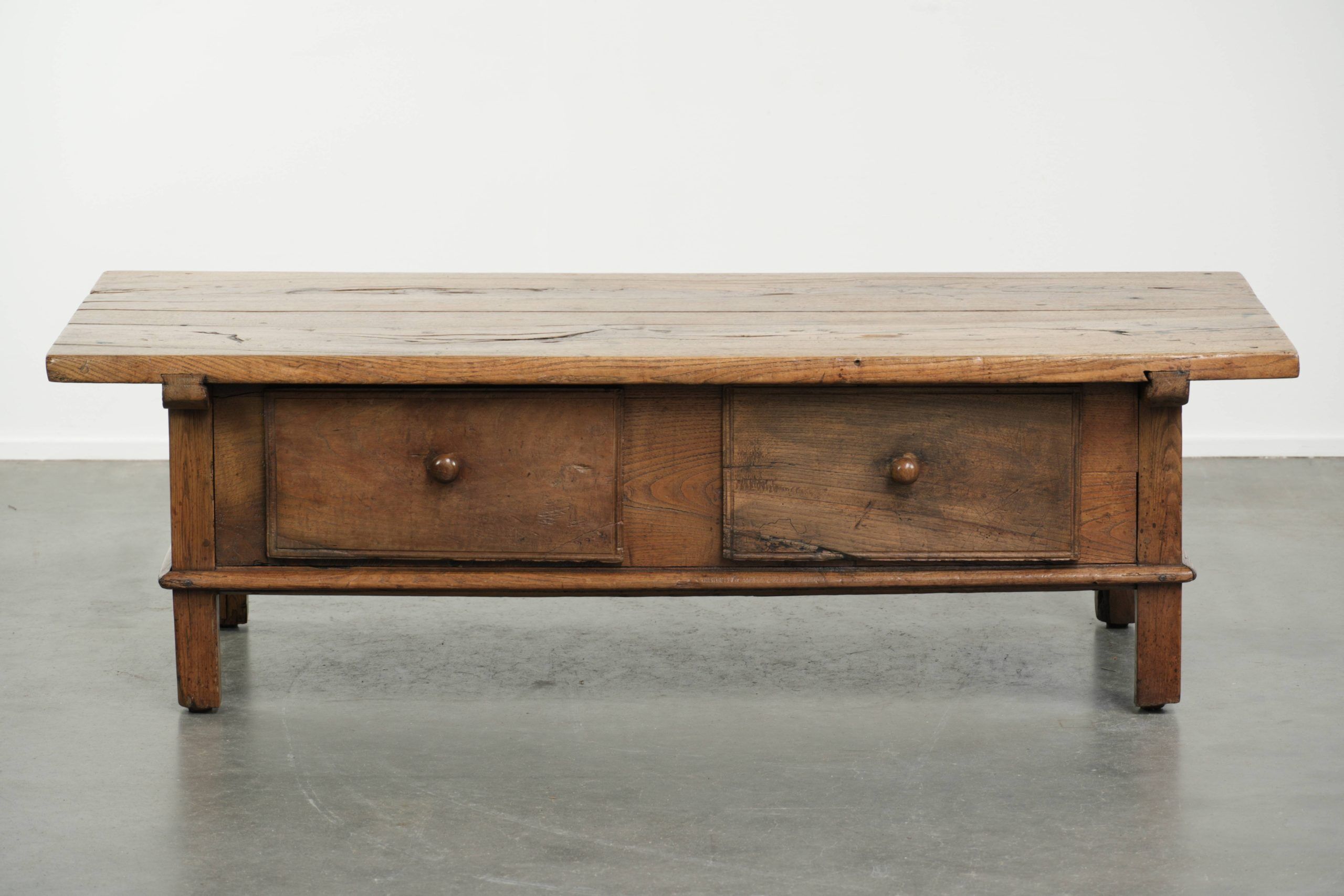Antique 18th-century Southern European coffee table made of chestnut wood