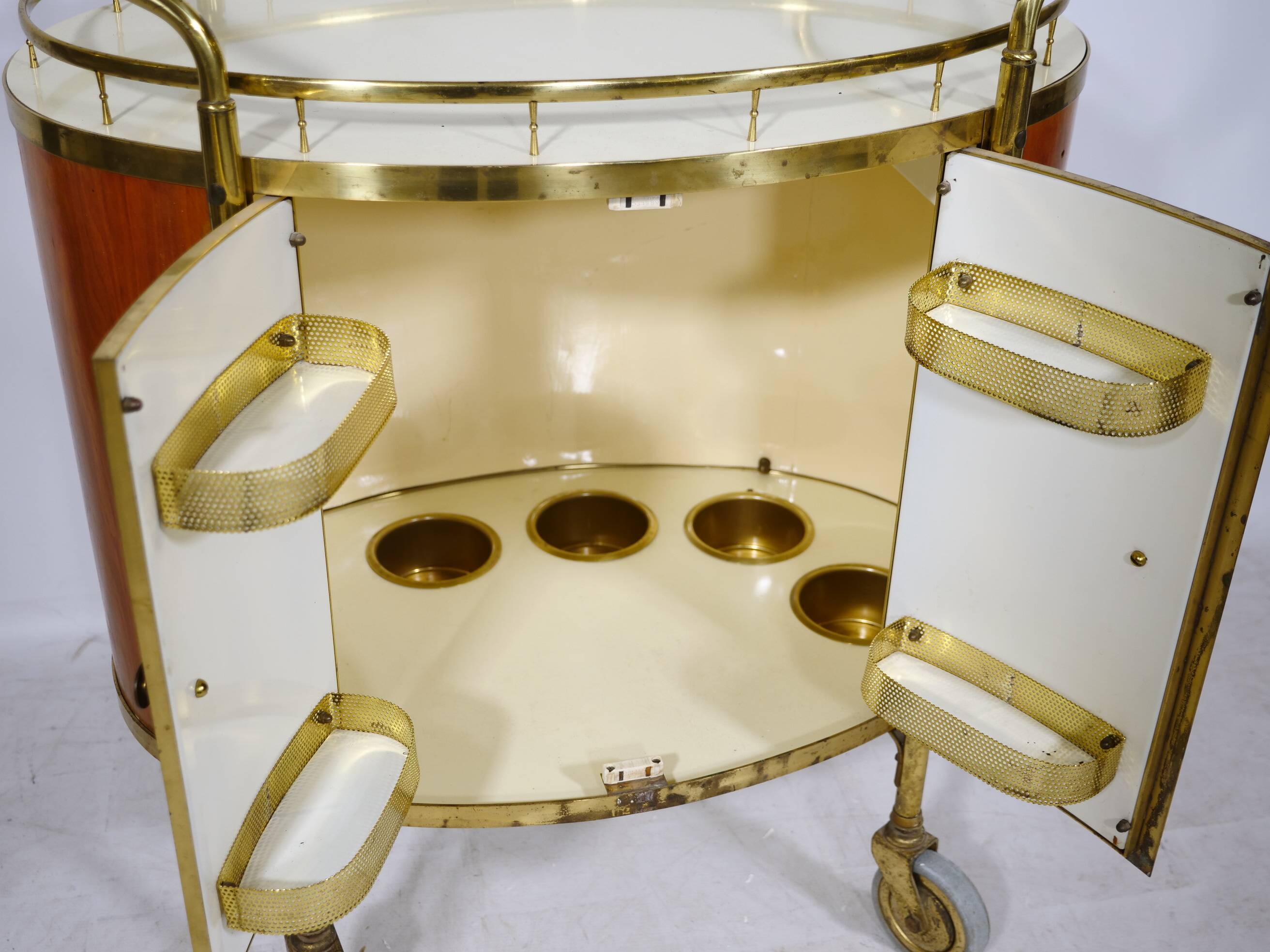 Chariot de bar du milieu du siècle en noyer et laiton, Italie, années 1950.