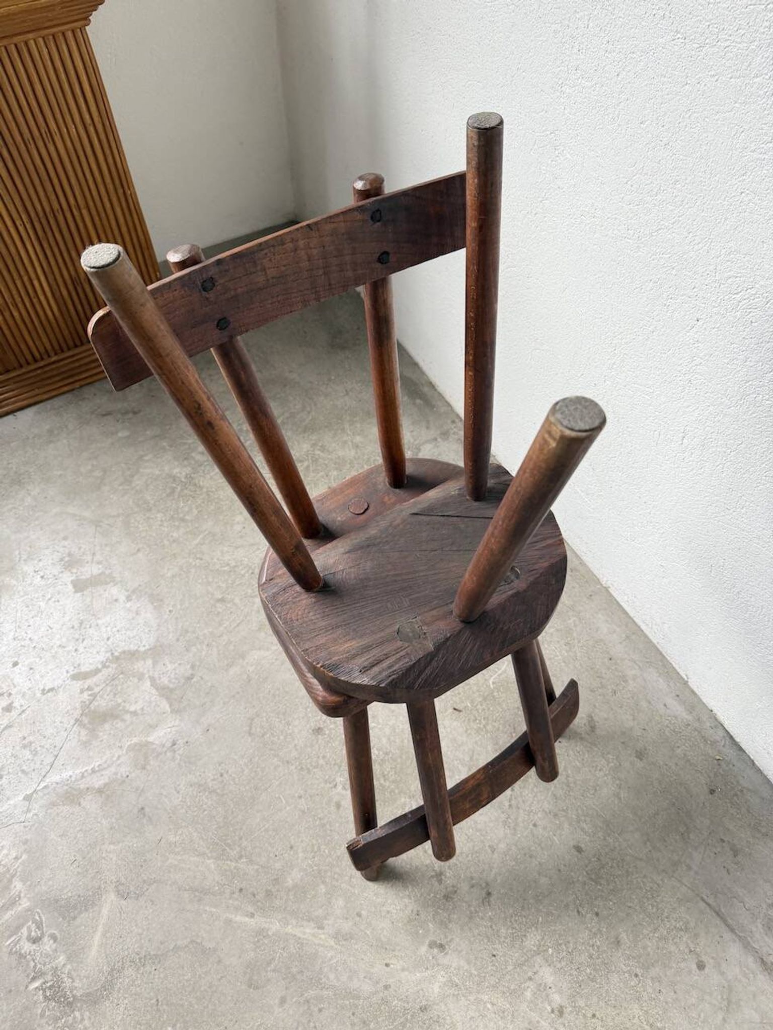 Paire de chaises tripodes savoyardes art populaire chêne