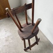Paire de chaises tripodes savoyardes art populaire chêne