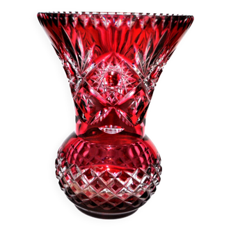 Vase rouge en cristal doublé taillé overlay cristallerie saint-louis?