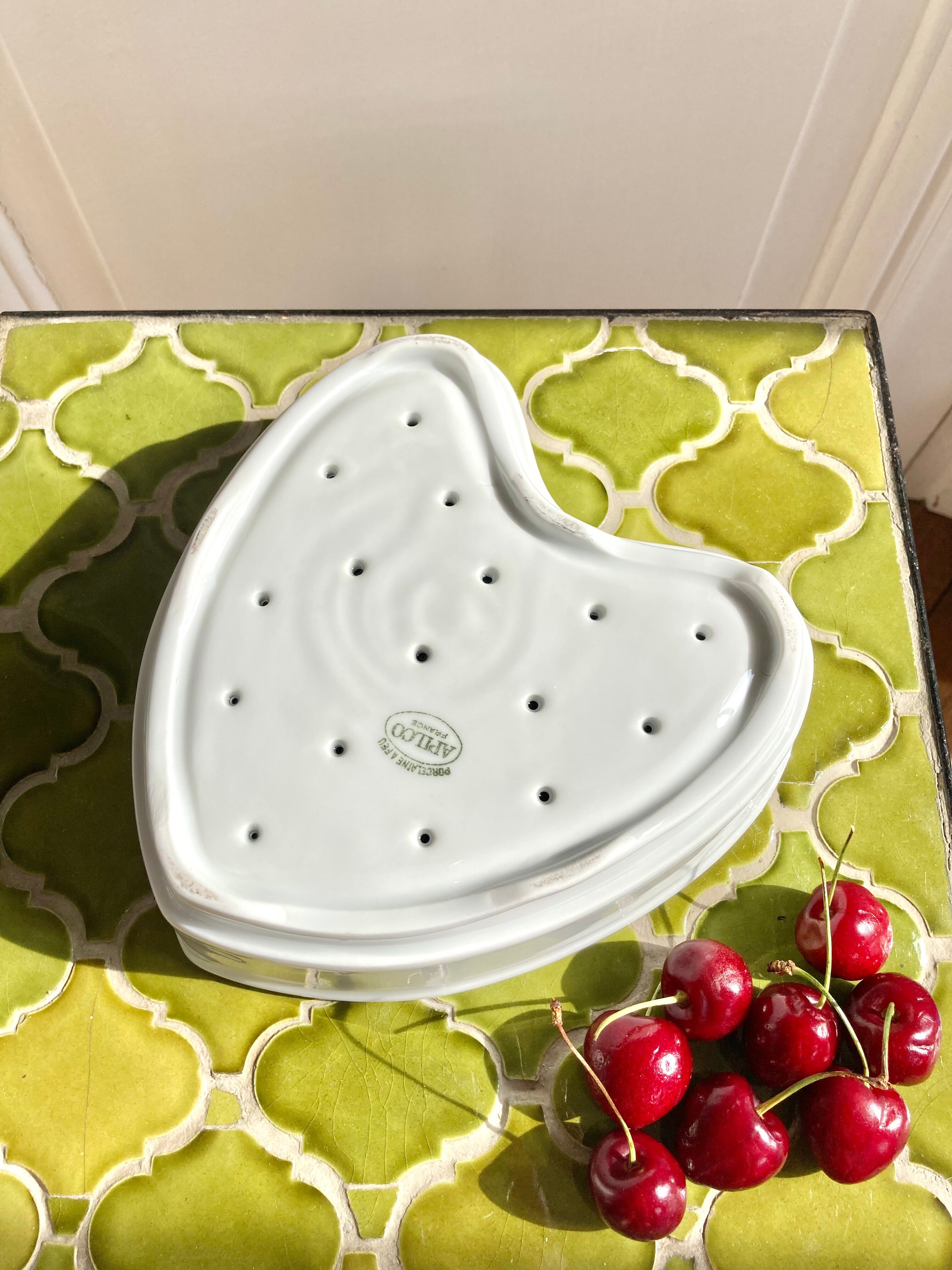 Heart-shaped fruit drainer dish