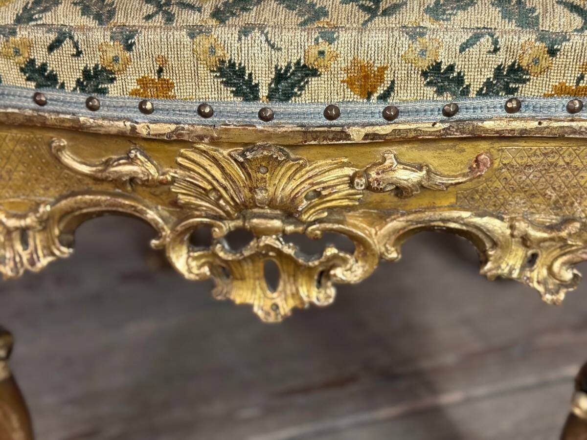 Remarkable small armchair in carved and gilded wood, Venice, early 18th century