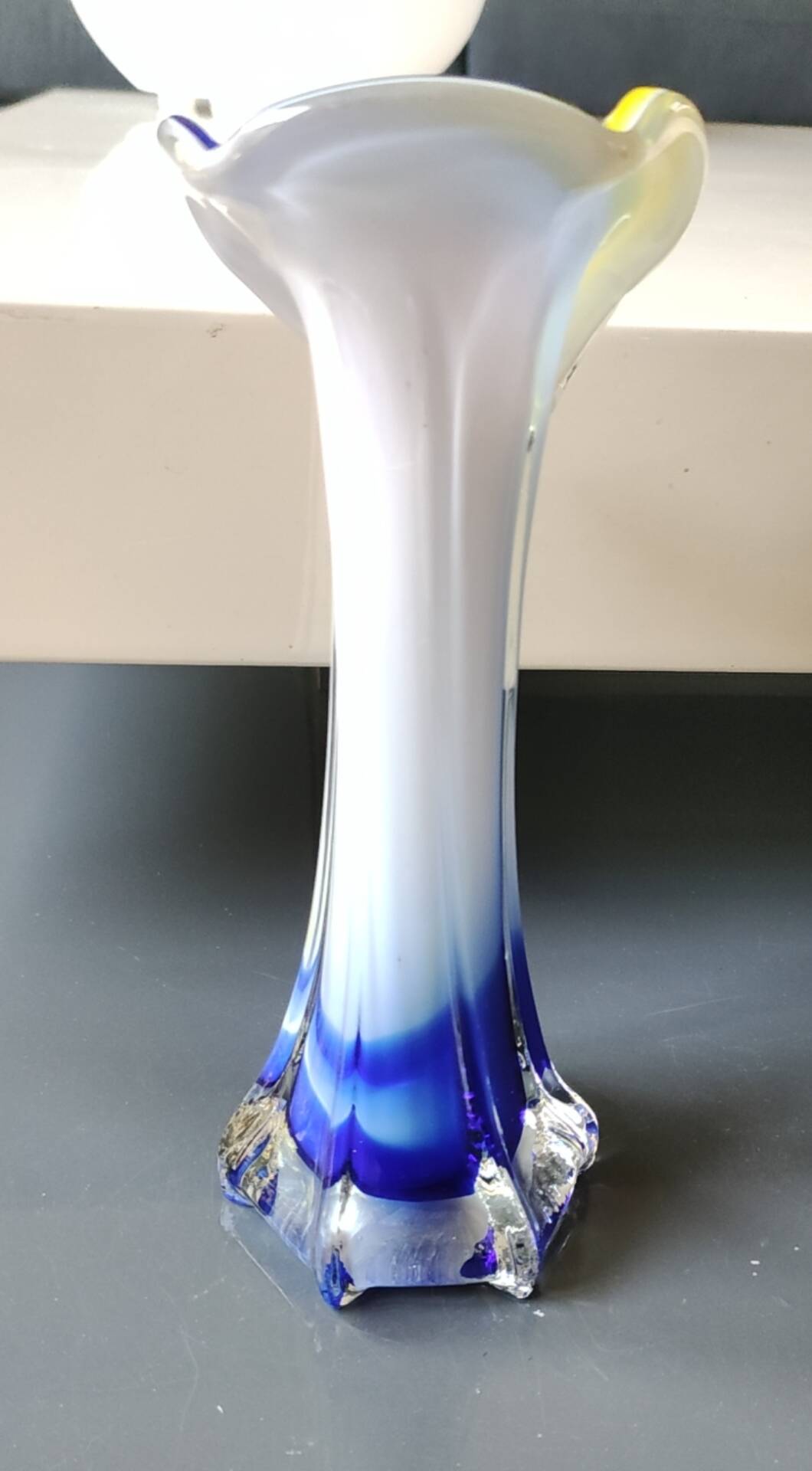 Vase design Fleur Arum. In blown art glass, Murano style. 21 cm.