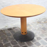 Postmodern round extendable dining table by Arnold Merckx for Arco, The Netherlands 1980s.